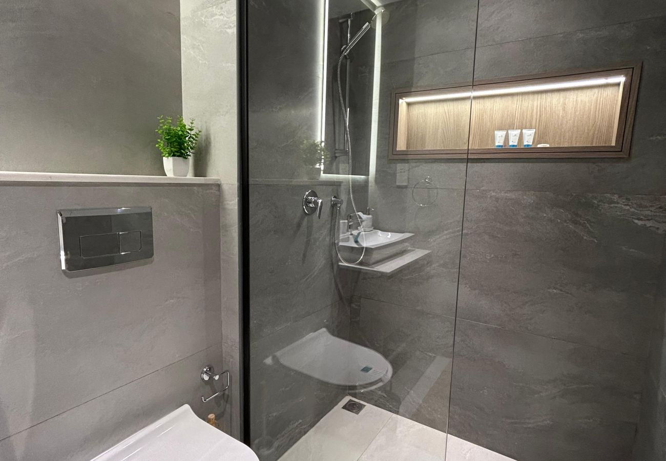 Apartment in Dubai - Stylish 1-Bedroom Apartment in Laya Heights, Dubai | 🏋️‍♂️ Gym | 🏊‍♀️ Pool | ☕ Fully Equipped Kitchen
