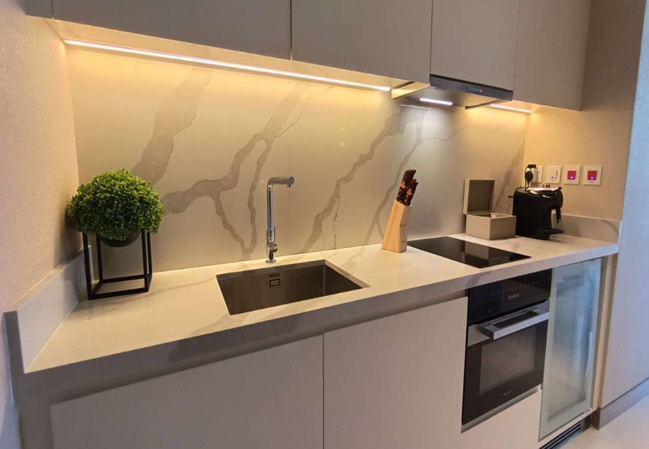 Studio in Dubai - Luxury Studio at FIVE Luxe JBR | Beach Access | Pool | Gym | Full Amenities