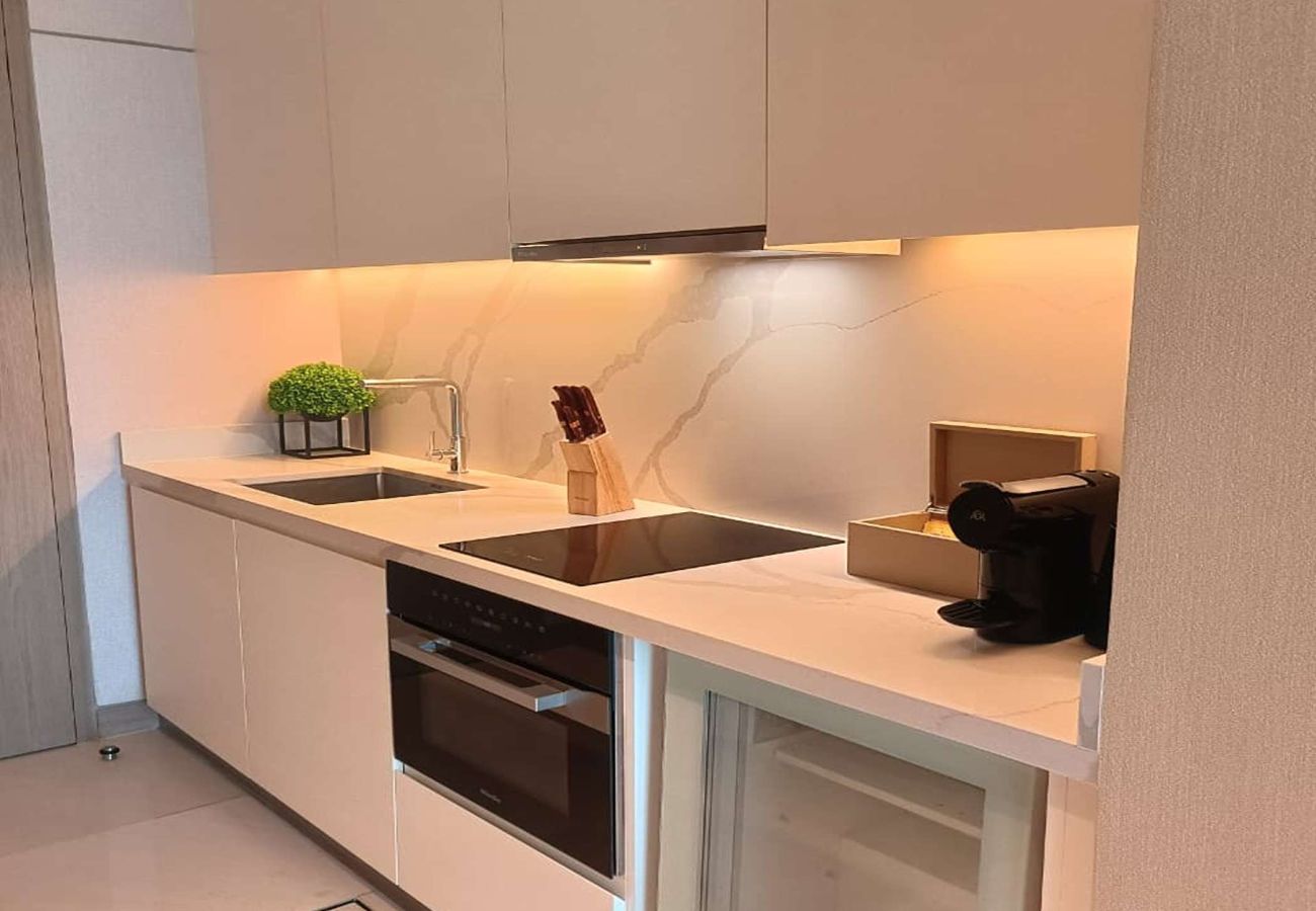 Studio in Dubai - Luxury Studio at FIVE Luxe JBR | Beach Access | Pool | Gym | Full Amenities