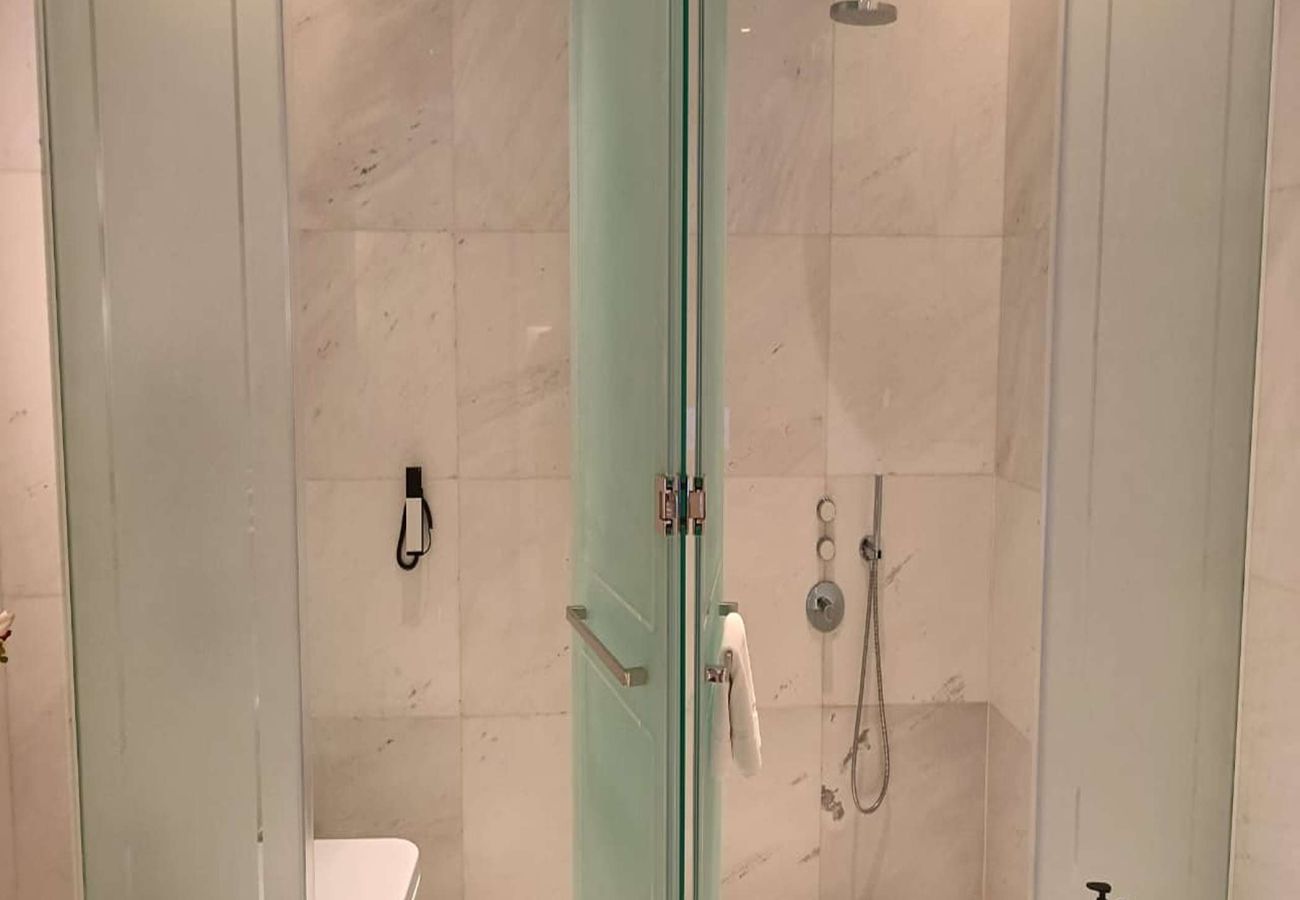 Studio in Dubai - Luxury Studio at FIVE Luxe JBR | Beach Access | Pool | Gym | Full Amenities