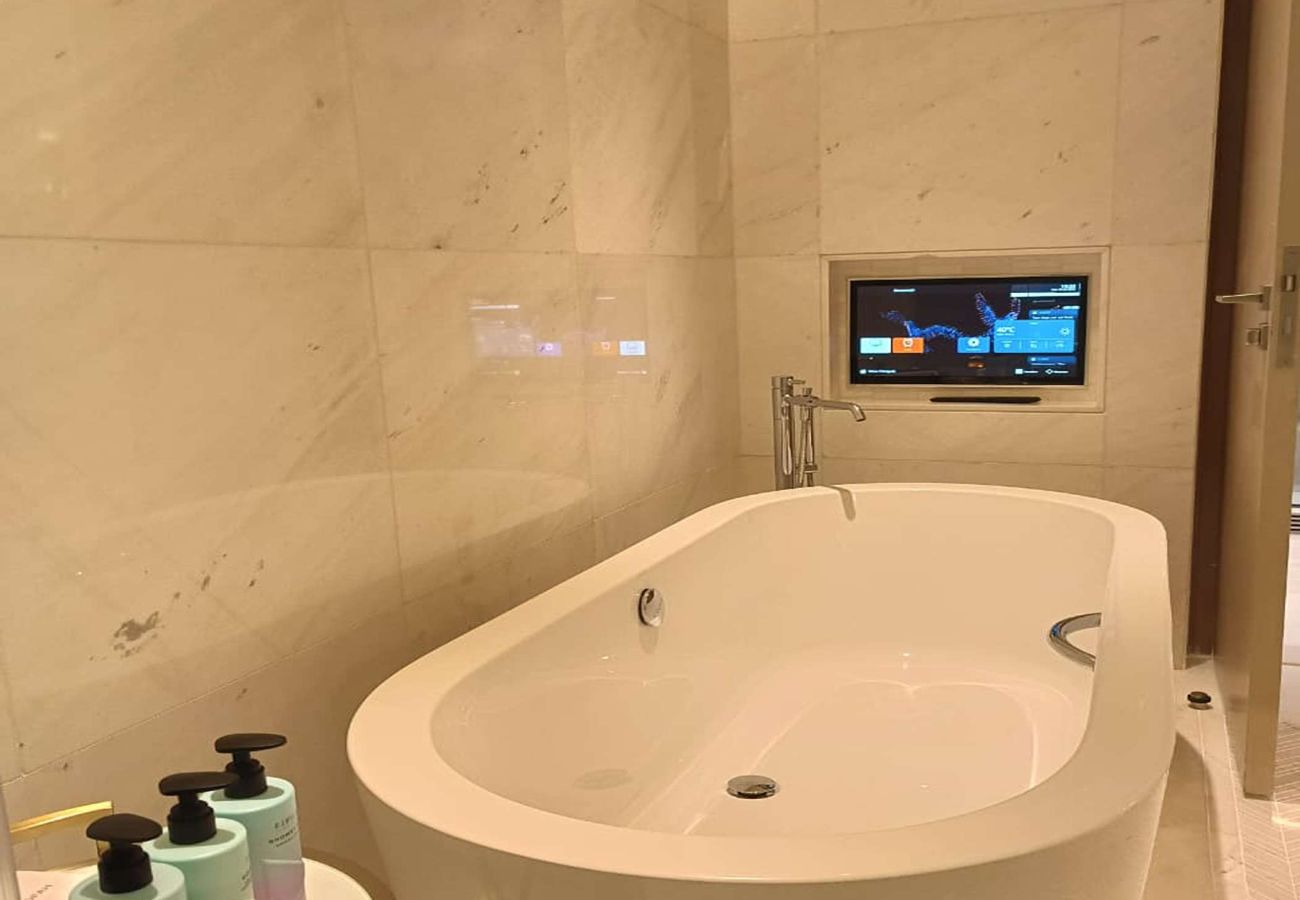 Studio in Dubai - Luxury Studio at FIVE Luxe JBR | Beach Access | Pool | Gym | Full Amenities