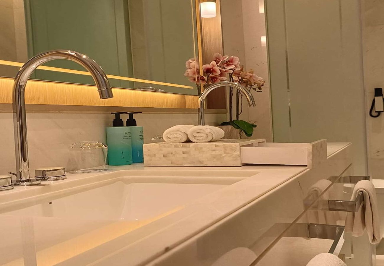 Studio in Dubai - Luxury Studio at FIVE Luxe JBR | Beach Access | Pool | Gym | Full Amenities