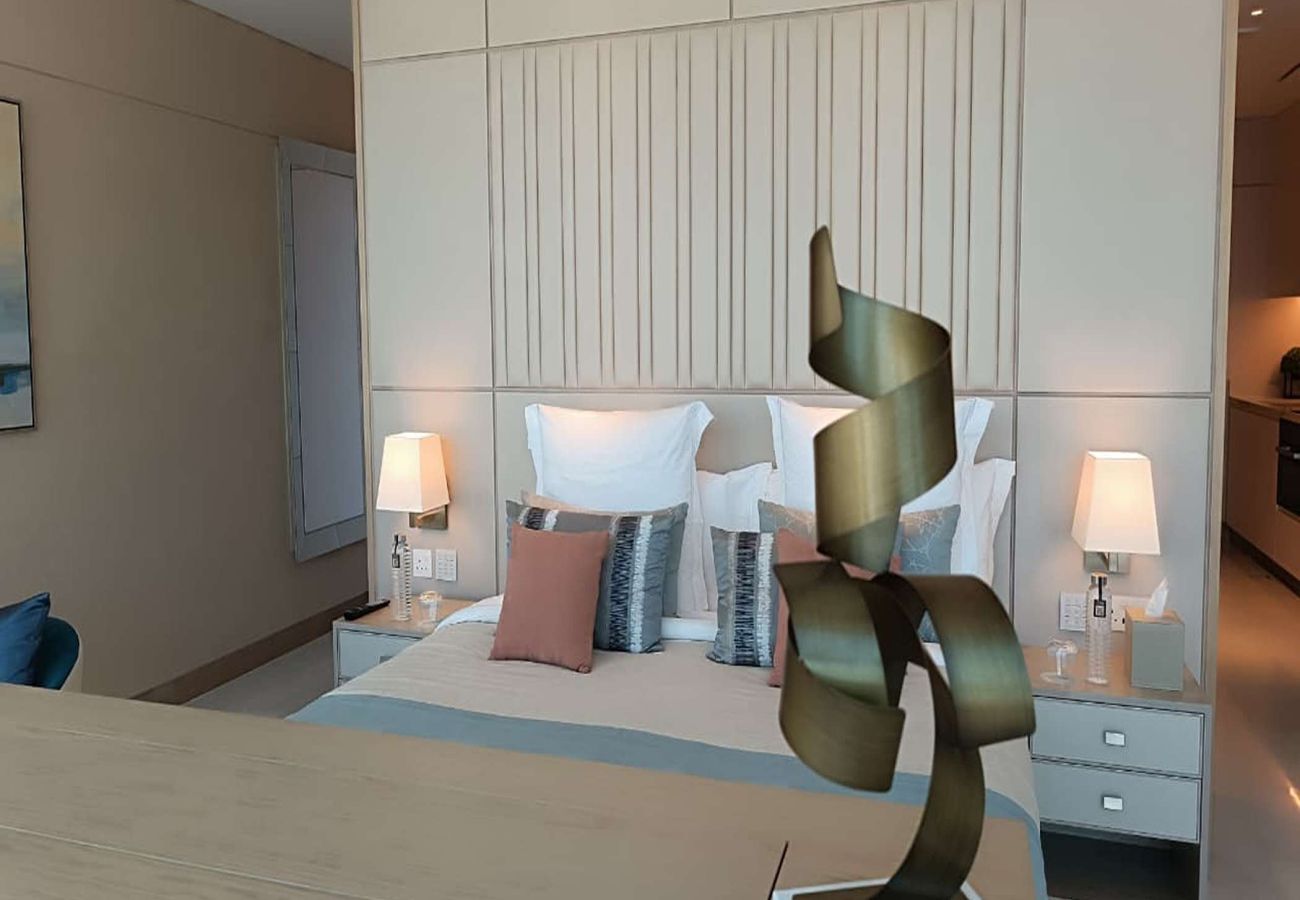 Studio in Dubai - Luxury Studio at FIVE Luxe JBR | Beach Access | Pool | Gym | Full Amenities