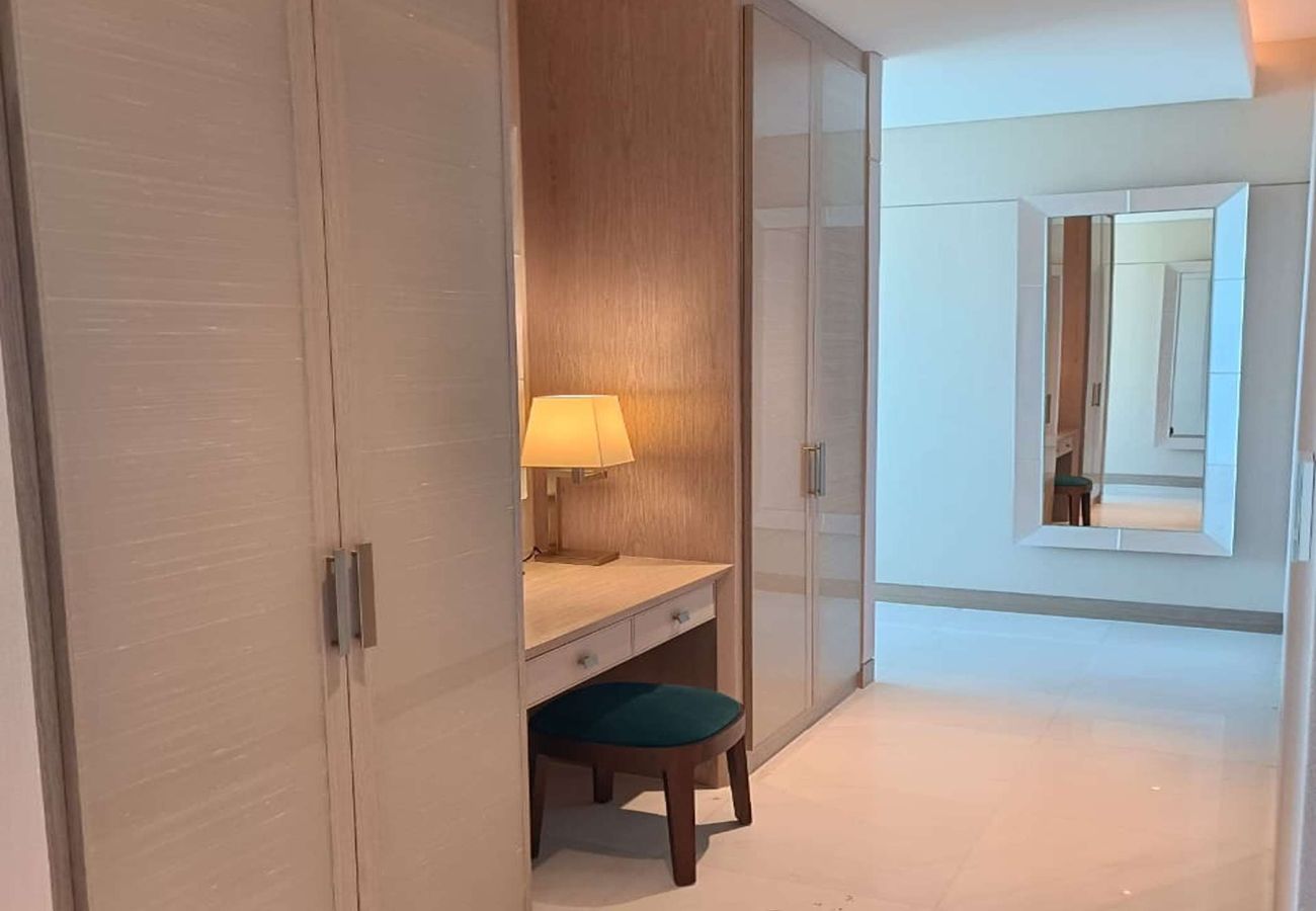 Studio in Dubai - Luxury Studio at FIVE Luxe JBR | Beach Access | Pool | Gym | Full Amenities