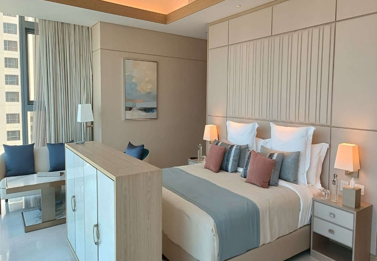 Studio in Dubai - Luxury Studio at FIVE Luxe JBR | Beach Access | Pool | Gym | Full Amenities